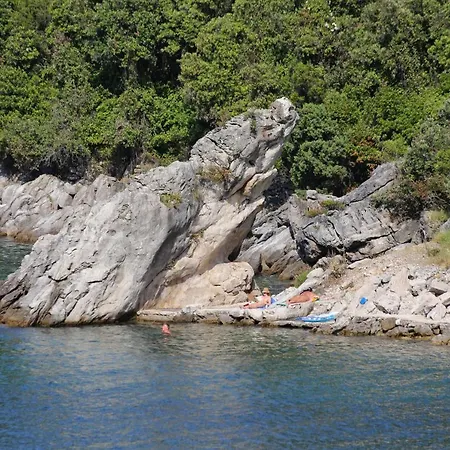 By The Sea Cove Vela Prapratna Apartman *