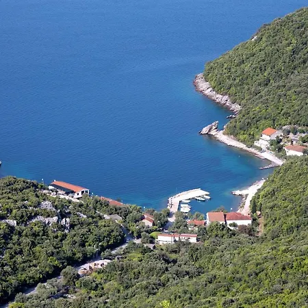 By The Sea Cove Vela Prapratna Oskorusno