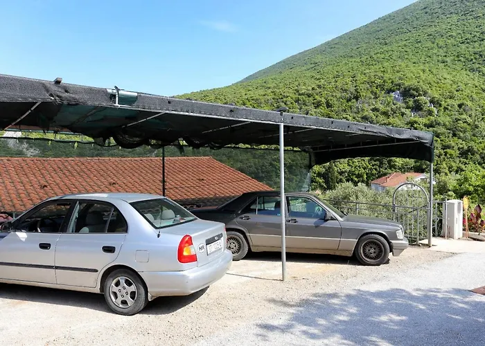 By The Sea Cove Vela Prapratna Oskorusno